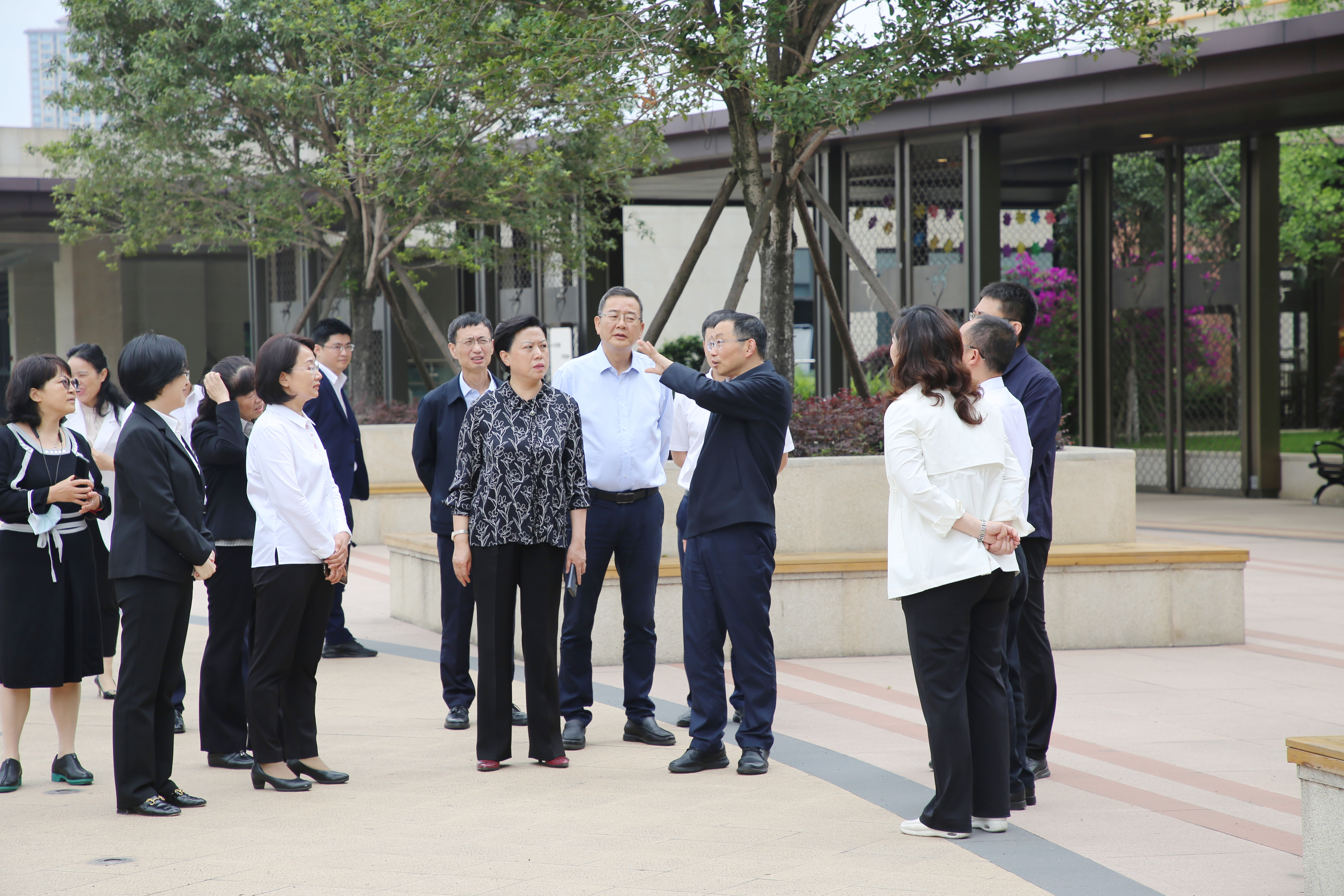 四川省人大常委會副主任何延政率隊前往西南醫投集團調研指導視察指導養老工作